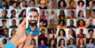 Bir insan, yüzünü taramak için akıllı telefon kullanır..