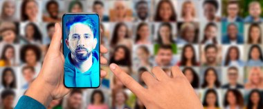 Bir insan, yüzünü taramak için akıllı telefon kullanır. Aygıt kullanıcının dijital bir portresini gösterir.