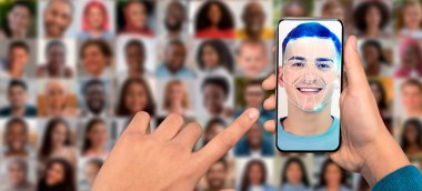 Bir kişi yüz tanıma özelliğini gösteren bir akıllı telefon tutuyor. Arka planda çeşitli yüzlerden oluşan bir kolaj var..