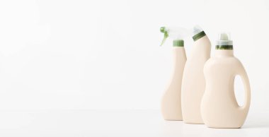 Beyaz arka planda deterjan temizlemek için plastik şişeler. Boşluğu kopyala, panorama