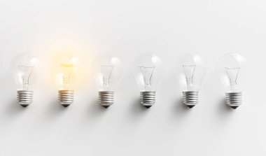 Yaratıcılık, yenilik ve çözüm için kavram. Olanlar Beyaz arka plan üzerinde loş ışıklı ampul satırındaki