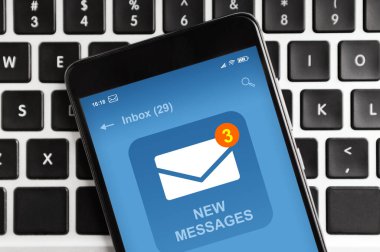 Yeni E- posta Bildirimi ile Modern Akıllı Telefon Dizüstü bilgisayarın klavyesinde, Görüntülenecek