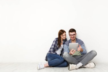 Tablet, online alışveriş, evde oturan kat boş oturma odasında internet sipariş verme ile mutlu çift