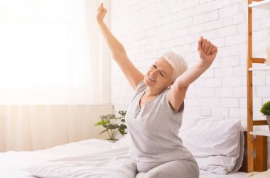 İyi uyuyan son sınıf öğrencisi, kollarını açmış, sabah yatağında uzanan, boş bir yer.