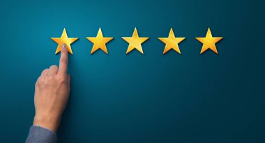 Müşterinin eli mavi arka plan, panorama ve fotokopi alanında beş yıldız veriyor. Hizmet derecesi, tatmin kavramı