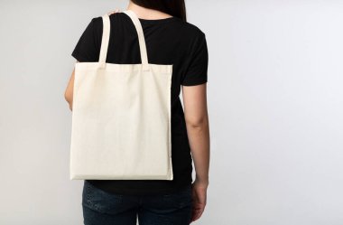 Plastiğe hayır de. Tanınmayan Esmer Kız Beyaz Stüdyo Arka Plan On Eco Bag Holding. Geri Görünüm, Kırpılmış, Boş Alan