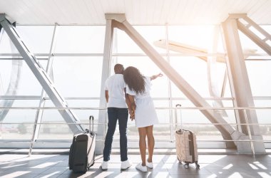 Romantik seyahat. Sevgi dolu çift planlama balayı, havaalanında pencereye bakarak, kopya alanı