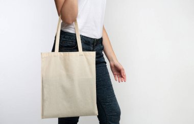 Stüdyoda Beyaz Boş Yankı Çantası Taşıyan Tanımlanamayan Kadın. Plastik Arkaplan kullanmayı bırak. Kırpılmış, Boş Boşluk