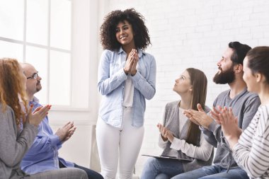 Minnettar Afrikalı kadın terapi seansında gelişmesini rehabilitasyon grubuyla paylaşıyor.