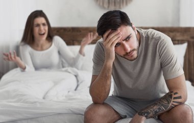 Yatak odasındaki karantina sırasında aile içi kavga.