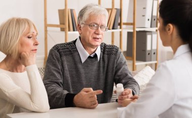 Üst düzey çift evde pescription tıp açıklayan hemşire