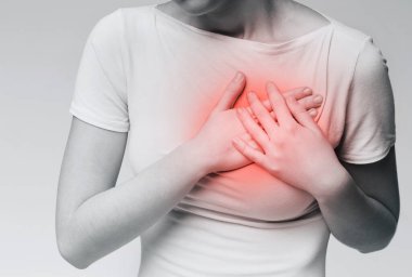 Onun göğüs, siyah ve beyaz fotoğraf kırmızı ağrıyan bölgeye dokunmadan göğüs ağrısı, genç kadınla portresi kırpılmış