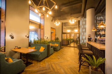 Kafenin içi ahşap, fotokopi odası. Rahat modern yemek yeri, çağdaş tasarım arka planı