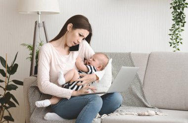 Çocuk doktorunu ara. Annem ağlamaktan, doktorla telefonda konuşmaktan ve internetten çözüm aramaya çalışmaktan endişeleniyor.