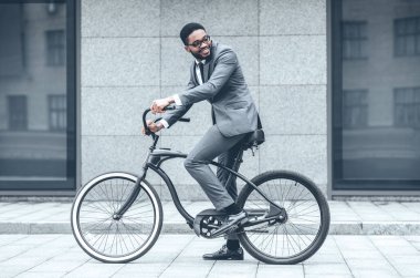 Ofise giden yol. Sabah işe bisiklete binen işadamı