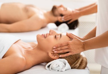Eşler baş masajı yaptırıyor. Yataklara uzanıyor, birlikte terapinin tadını çıkarıyorlar. Kapalı gözlerle. Romantik Spa 'da masaj, rahatlama ve sağIık. Seçici Odaklanma