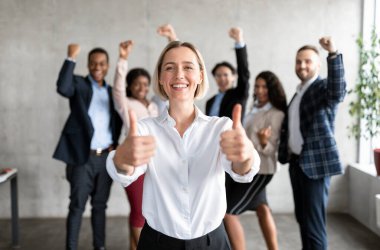Başarılı iş ekibi. Modern Ofiste Neşeli Çalışanlar 'la Ayakta Duran İşadamı Kadın Hareketleri. Harika bir anlaşma, liderlik ve takım çalışması kavramı. Seçici Odaklanma