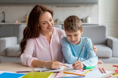 Bu görüntü, bir anne ve oğul olarak Avrupa 'daki aile ilişkilerinde sevgi ve sevgiyi yansıtıyor ve evde sanat yaratma konusunda samimi bir anı paylaşıyorlar.