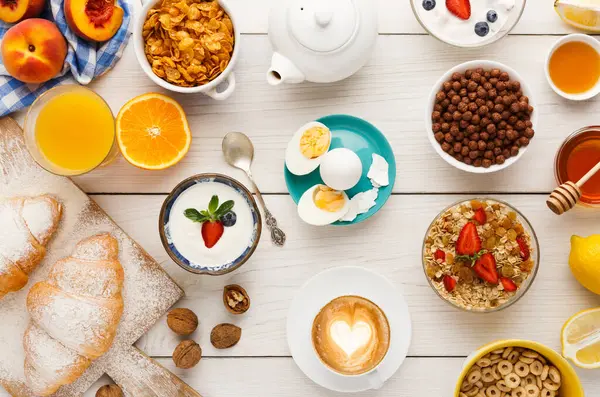 Zengin kahvaltı menüsü arka plan. Ahşap masa, geleneksel Avrupa büfesi lezzetli sabah yemek için lezzetli doğal gıda