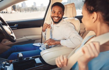 Araba güvenliği. Mutlu afro çift emniyet kemeri giyen, yeni araba test . kopyalama alanı