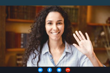 Gülümseyen genç bir kadın çalışanın el sallayıp webcam 'e el sallarken, uzaktan beyin fırtınası online toplantısında iş arkadaşlarını karşılarken, bilgisayar uygulaması kullanan bir kadın, dizüstü bilgisayar ekranı görüntüsü...