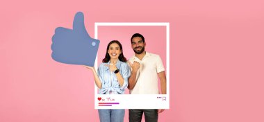 Etkilenen iki kişi başparmaklarını kaldırarak gülümsüyor, online oluşlarını neşeli bir fon ile kutluyorlar. Bu canlı kompozisyon dijital etkileşimin özünü yakalar.