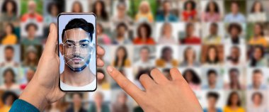 Bir el, yüzünü tanımlamak için tarayan ve ileri yüz tanıma teknolojisini gösteren bir akıllı telefonu tutuyor. Arka planda birçok insan portresi modern hissi arttırır..