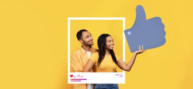 İki birey, canlı sarı bir zemin karşısında birlikte durarak neşe ve bağlarını ifade ederler. Sosyal medya etkileşimlerini sembolize ederek coşku ve bağlılık gösteriyorlar..