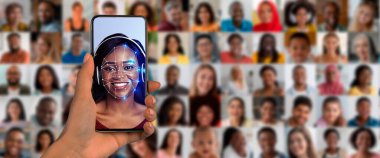 Bir kişi elinde yüz tanıma taraması yapan bir akıllı telefon tutuyor. Arka plan farklı yüzlerden oluşan bir kolaj. Bu modern teknoloji tanımlama yöntemlerini ve güvenlik özelliklerini sergiliyor.