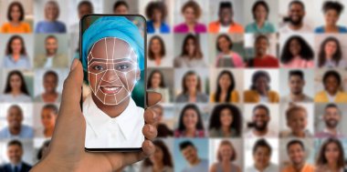Bir el, gelişmiş tanımlama teknolojisini gösteren yüz tarama arayüzünü gösteren bir akıllı telefonu tutuyor. Arka planda, çeşitli yüzlerden oluşan bir kolaj çeşitli bireyleri vurgular.