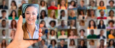 Bir kadın akıllı telefon kullanarak yüzünü tarıyor, gelişmiş yüz tanıma teknolojisi sergiliyor. Arka planda, modern tanımlama yöntemlerini vurgulayan birden fazla yüz görülebilir..