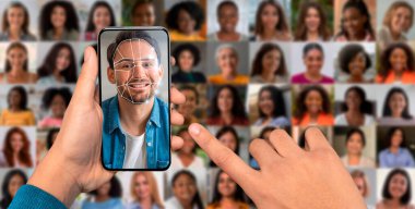 Yüz tanıma taraması yapan bir el akıllı telefonu tutuyor. Arkasında, çeşitli yüzlerden oluşan bir kolaj, çağdaş teknolojilerin tanımlama ve güvenlik uygulamalarındaki rolünü vurguluyor.