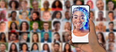 Bir kişi elinde yüzünün yüz tanıma taramasını gösteren bir akıllı telefon tutuyor. Arkalarında, çeşitli bireylerden oluşan bir kolaj var. Tanımlama teknolojisindeki gelişmeleri sergiliyorlar..