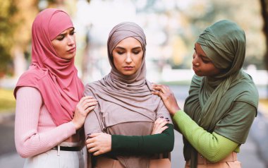 Üç Müslüman Kadın Mutsuz Kadın Arkadaşı Destekliyor ve Teselli Ediyor Dışarıda Duruyor. Arap Kadınları Dostluğu, Birlik ve Birlik, Destek Grubu Yardım Konsepti