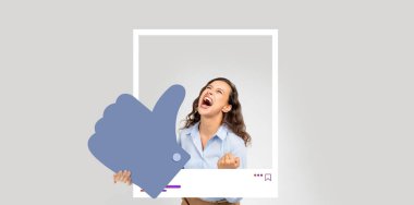 Etkilenen kişi, dijital kolaj arka planının önünde olumlu bir hareketle neşeyi ifade eder. Bu an çevrimiçi etkileşimin ve içerik oluşturmanın heyecanını vurgular.