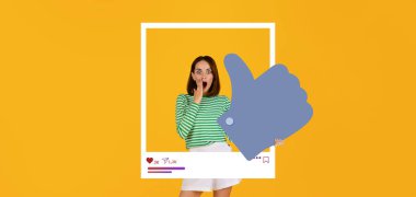 Genç bir nüfuz sahibi, parlak sarı bir arkaplan önünde büyük bir başparmak işareti tutarak şaşkınlık ve haz ifade eder. Çevrimiçi içeriği meşgul etme hevesini sergiliyor.