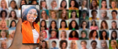 Bir el, kimlik taraması yaparken gülümseyen bir yüz gösteren bir akıllı telefonu tutuyor. Arka planda, çeşitli bireylerden oluşan bir kolaj tanıma teknolojisindeki gelişmeleri vurguluyor.