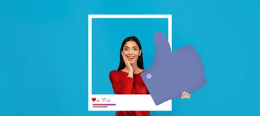 Genç bir insan, büyük bir baş parmak işareti tutarken şaşırmış bir ifadeyle sevinç ifade eder. Parlak mavi zemin, bu sosyal medya bağlanma anının enerjik atmosferini arttırıyor..