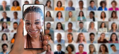 Modern ortamlarda, bir el akıllı bir telefon tutar ve dijital yüz taramasını çizgiler ve desenlerle gösterir..