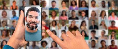 Bir kullanıcı akıllı telefon kullanarak bir yüzü tarar, modern tanımlama teknolojisinin yeteneklerini vurgular. Arka planda, benzer faaliyetlerde bulunan çeşitli kişileri gösteren çeşitli portreler yer alıyor.