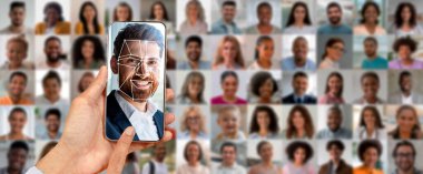 Bir el, yüz taramasını gösteren bir akıllı telefonu gösterir. Arka planda, çeşitli yüzlerden oluşan bir kolaj tanımlama ve modern teknolojideki gelişmeleri vurguluyor..