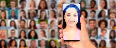 Bir insan portre kolajı arasında tanınmak için akıllı telefon kullanır. Bu modern teknoloji tanımlama yöntemlerinde gelişmeleri sergiliyor.