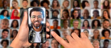 Bir kişi yüz tanıma taraması yapan bir akıllı telefon tutuyor. Bireyleri çevreleyen çeşitli yüzlerin birden fazla portresi, günlük hayatta gelişmiş kimlik teknolojisi sergiliyor..