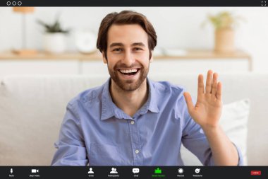 Hoş geldiniz. Mutlu adam el sallıyor ve kameraya gülümsüyor. Evdeki koltukta oturuyor. Neşeli adam el kol hareketi yapıyor, selam veriyor, içeride video görüşmesi yapıyor. Modern Uzaktan İletişim Konsepti