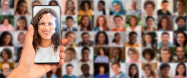 Yoğun bir ortamda yüz tanıma programı gösteren bir akıllı telefon tutan bir kişi. Arkasında, çeşitli yüzlerden oluşan bir kolaj modern kimlik teknolojilerinin kapsamlı uygulamalarını gösteriyor.