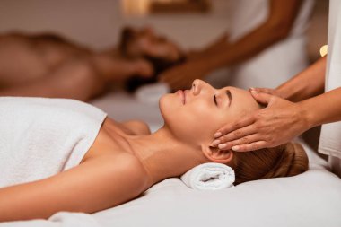 Çift Aküpres Kafa Masajı alıyor. Lüks Spa Merkezi 'nde gözleri kapalı rahatlıyor. Güzellik ve Rahatlama Terapisi, Çiftler Sağlığı ve Gençleştirme Konsepti. Düşük Işık, Seçici Odaklanma