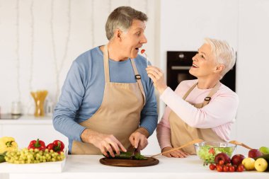 Mutlu Son Sınıf Eşi Kocanı Besliyor Birlikte Yemek Pişiriyor Modern Mutfakta Birlikte Bekliyoruz. Yaşlı eşler, evde akşam yemeği tatma zevkini çıkarıyorlar. Yaşlı Aile Beslenme Konsepti