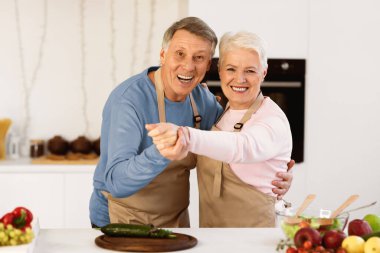 Olgun eşlerin dans etmesi, birlikte yemek pişirmeleri ve hafta sonunun tadını çıkarmaları. Mutlu son sınıf çifti, Yaşlılıkta Emeklilik ve Aşk.