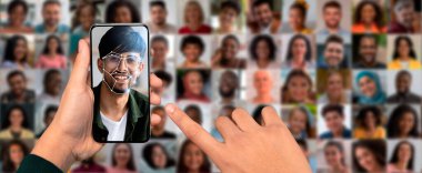 Bir kişi akıllı telefon kullanarak yüzünü tarayıp kimlik tespiti yapıyor. Arka planda, çeşitli yüzlerden oluşan bir kolaj teknolojinin kapasitesini vurgular.