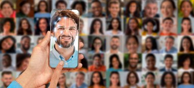 Bir insan akıllı telefon ekranı kullanarak yüzünü tarıyor ve gelişmiş kimlik teknolojisi sergiliyor. Arka planda modern kimlik sistemlerini vurgulayan çeşitli yüzlerden oluşan bir kolaj yer alıyor..